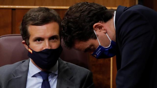 El líder del Partido Popular, Pablo Casado, conversa con su compañero de partido Teodoro García Egea.