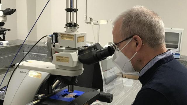 Francisco González de Fotoglass en el laboratorio de Óptica.