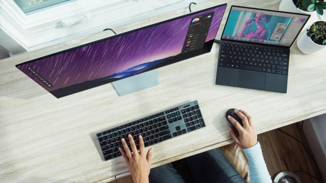 Las manos de un teletrabajador.