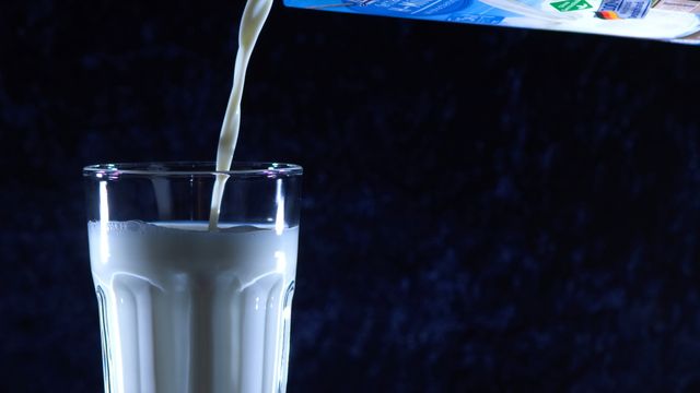 Podemos clasificar la leche en tres grupos: cruda, fresca y UHT.