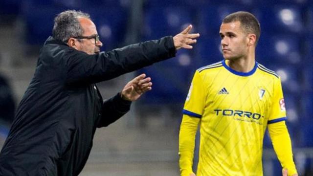 Álvaro Cervera y Filip Malbasic durante un partido del Cádiz CF en un fotomontaje de Betsson