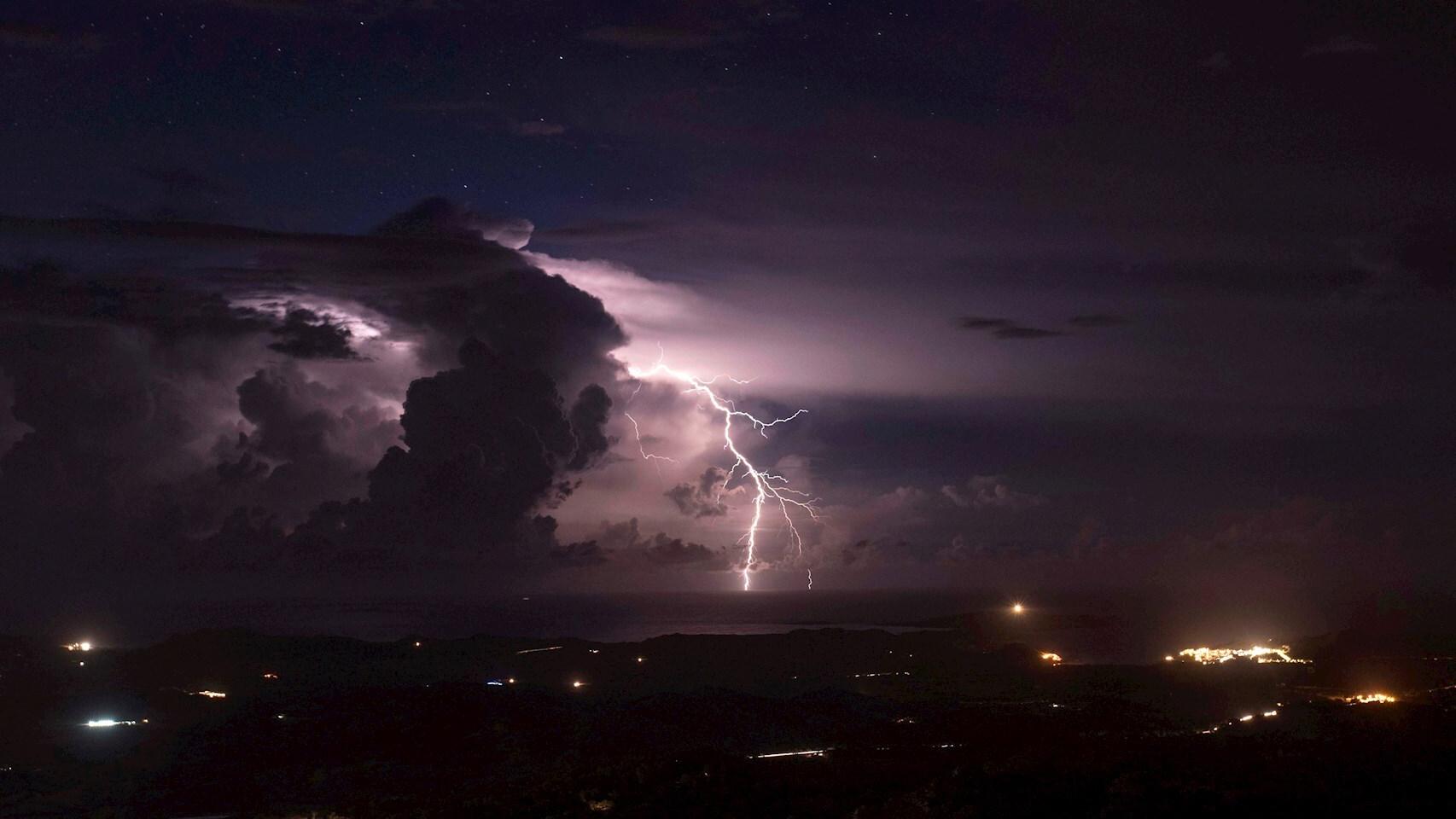 Tormenta eléctrica en Menorca. EFE/David Arquimbau