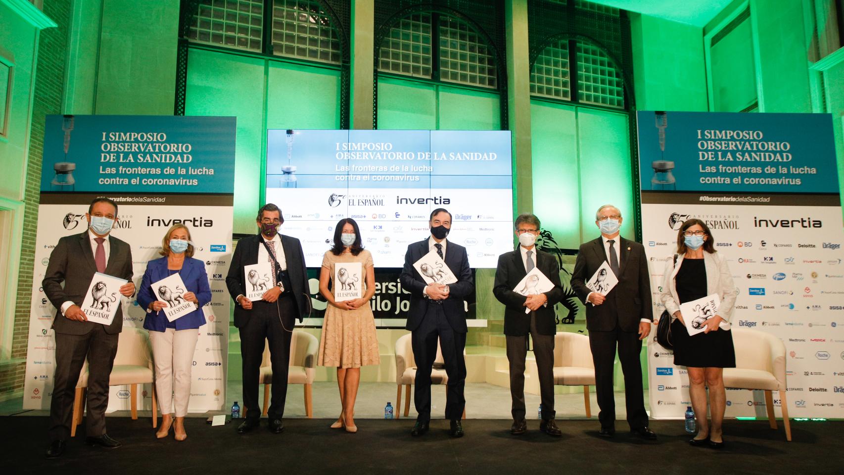 De Izda. a dcha. Juan Pedro Rísquez, vicepresidente del Consejo General de Colegios Oficiales de Farmacéuticos; Margarita Alfonsel, secretaria general de Fenin; Juan Abarca, presidente del IDIS ; Mamen Vázquez, directora general de EL ESPAÑOL; Pedro J. Ramírez, presidente ejecutivo de EL ESPAÑOL; Humberto Arnés, director general de Farmaindustria; Serafín Romero, presidente de la Organización Médica Colegial y Pilar Aparicio, directora de Salud Pública del Ministerio de Sanidad.