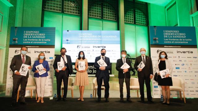 De Izda. a dcha. Juan Pedro Rísquez, vicepresidente del Consejo General de Colegios Oficiales de Farmacéuticos;  Margarita Alfonsel, secretaria general de Fenin; Juan Abarca, presidente del IDIS ; Mamen Vázquez, directora general de EL ESPAÑOL; Pedro J. Ramírez, presidente ejecutivo de EL ESPAÑOL; Humberto Arnés, director general de Farmaindustria;  Serafín Romero, presidente de la Organización Médica Colegial y Pilar Aparicio, directora de Salud Pública del Ministerio de Sanidad.