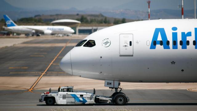 Un avión de Air Europa remolcado por Groudforce por la pista en la terminal 4 del Aeropuerto de Madrid-Barajas.