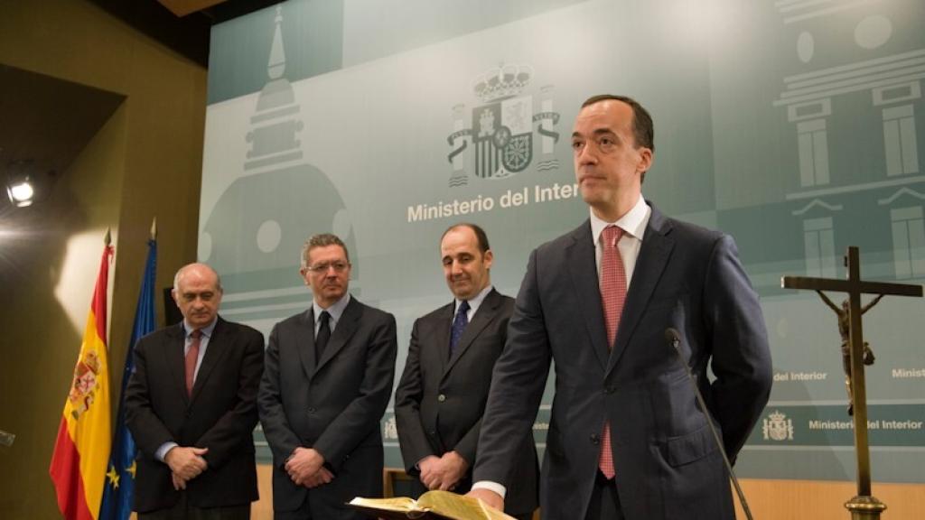 El secretario de Estado de Seguridad jurando su cargo ante Fernández Díaz, situado a la izquierda de la imagen.