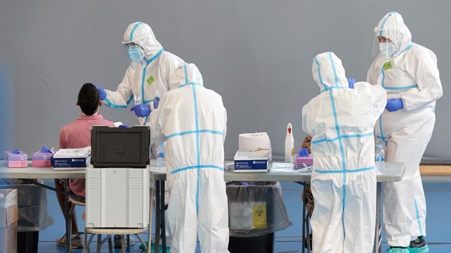 Personal sanitario realiza pruebas PCR en Gerona.