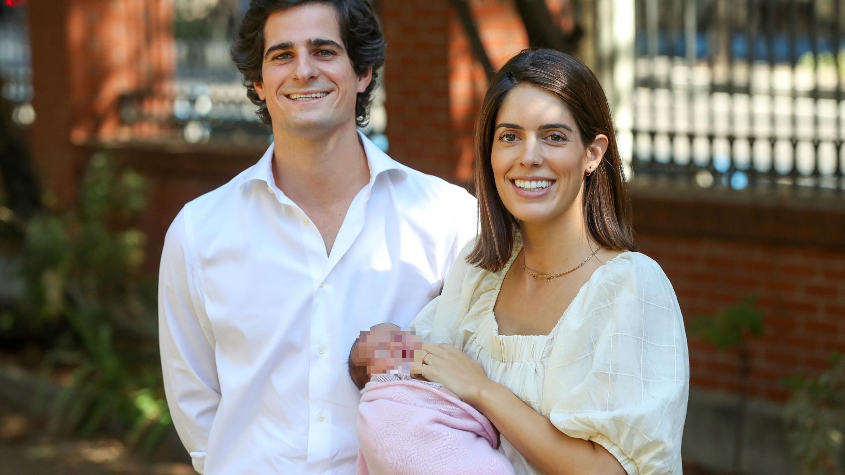 Sofía Palazuelo y Fernando Fitz-James Stuart, muy sonrientes a las puertas del hospital.