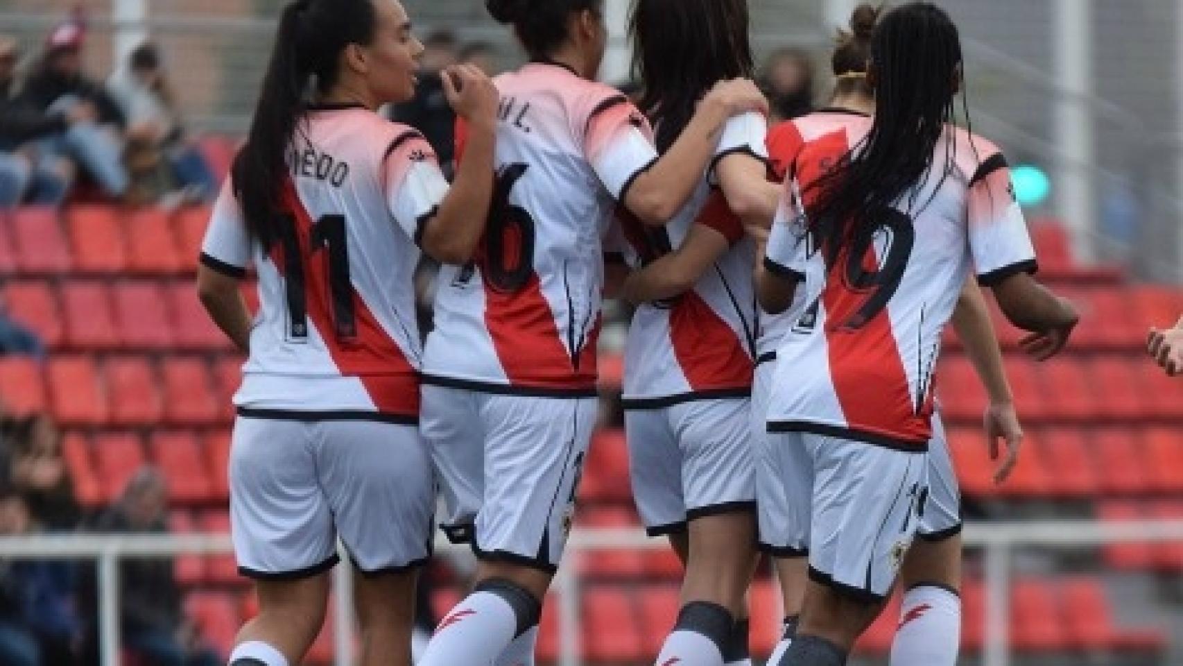 Jugadoras del Rayo Vallecano abrazándose
