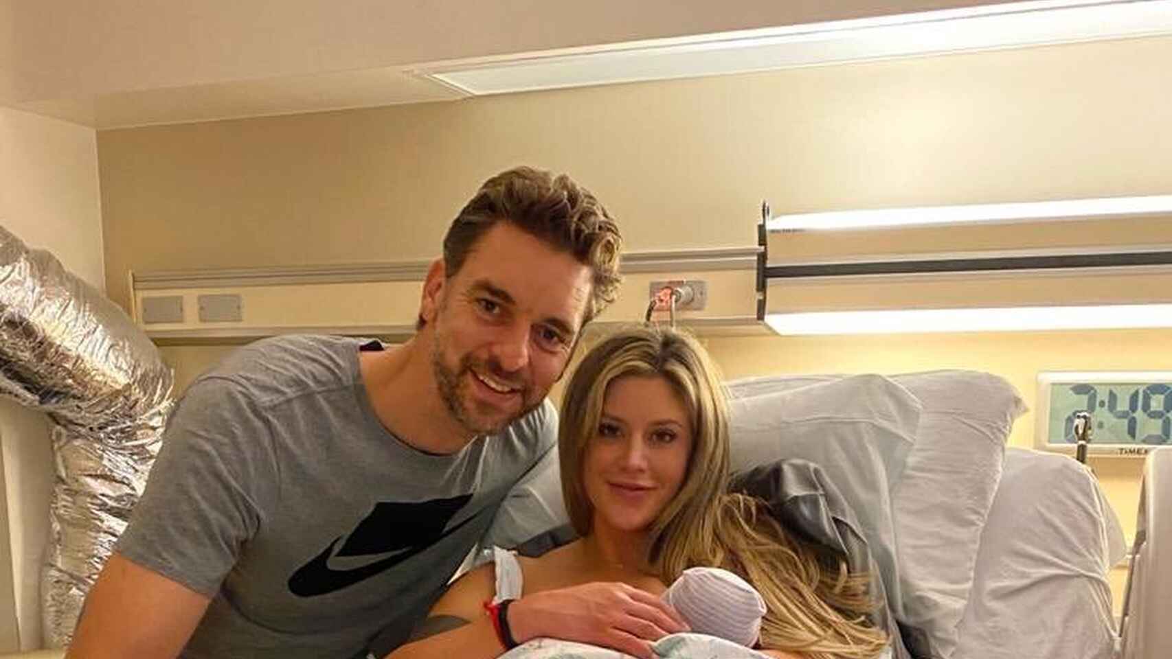 Pau Gasol y Catherine McDonnell con su hija Elisabeth Gianna.