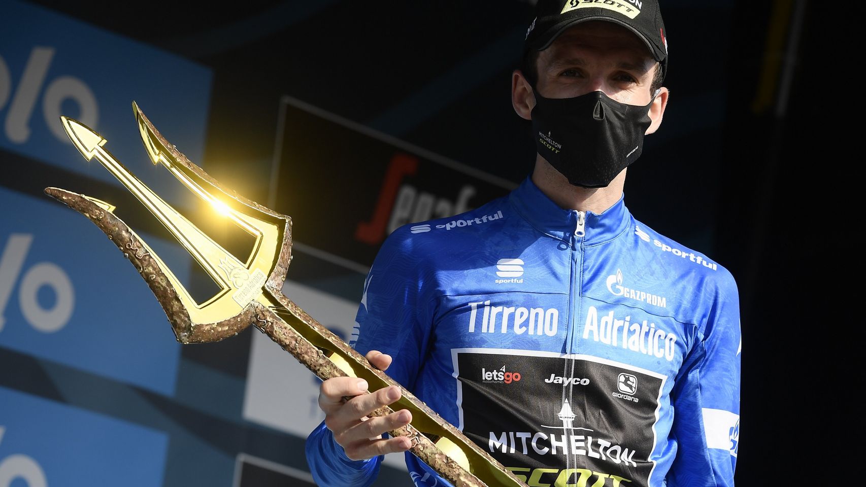 Simon Yates con el tridente de la Tirreno Adriatico