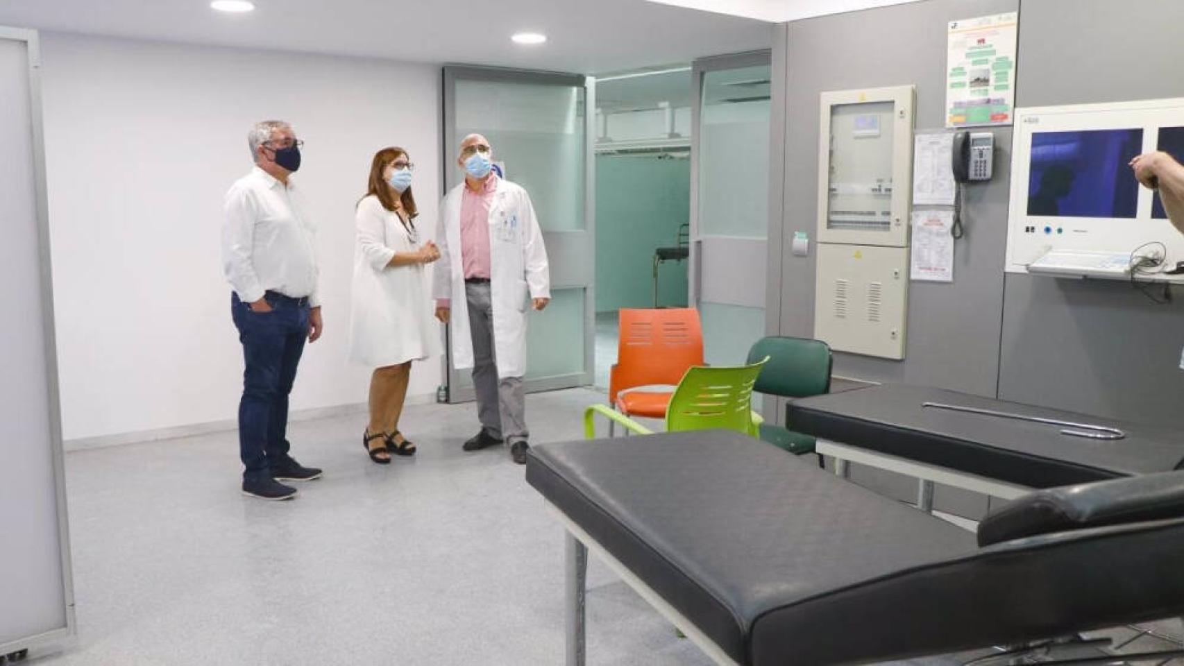 La directora del Sescam, Regina Leal, en el hospital de Hellín