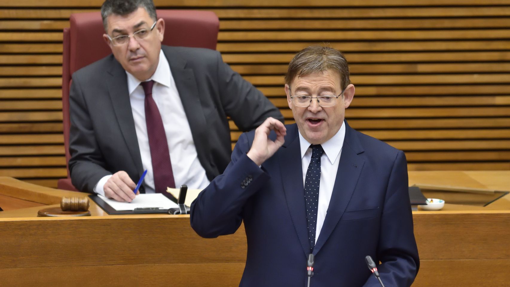 El presidente Ximo Puig, en el Parlamento Valenciano. EE