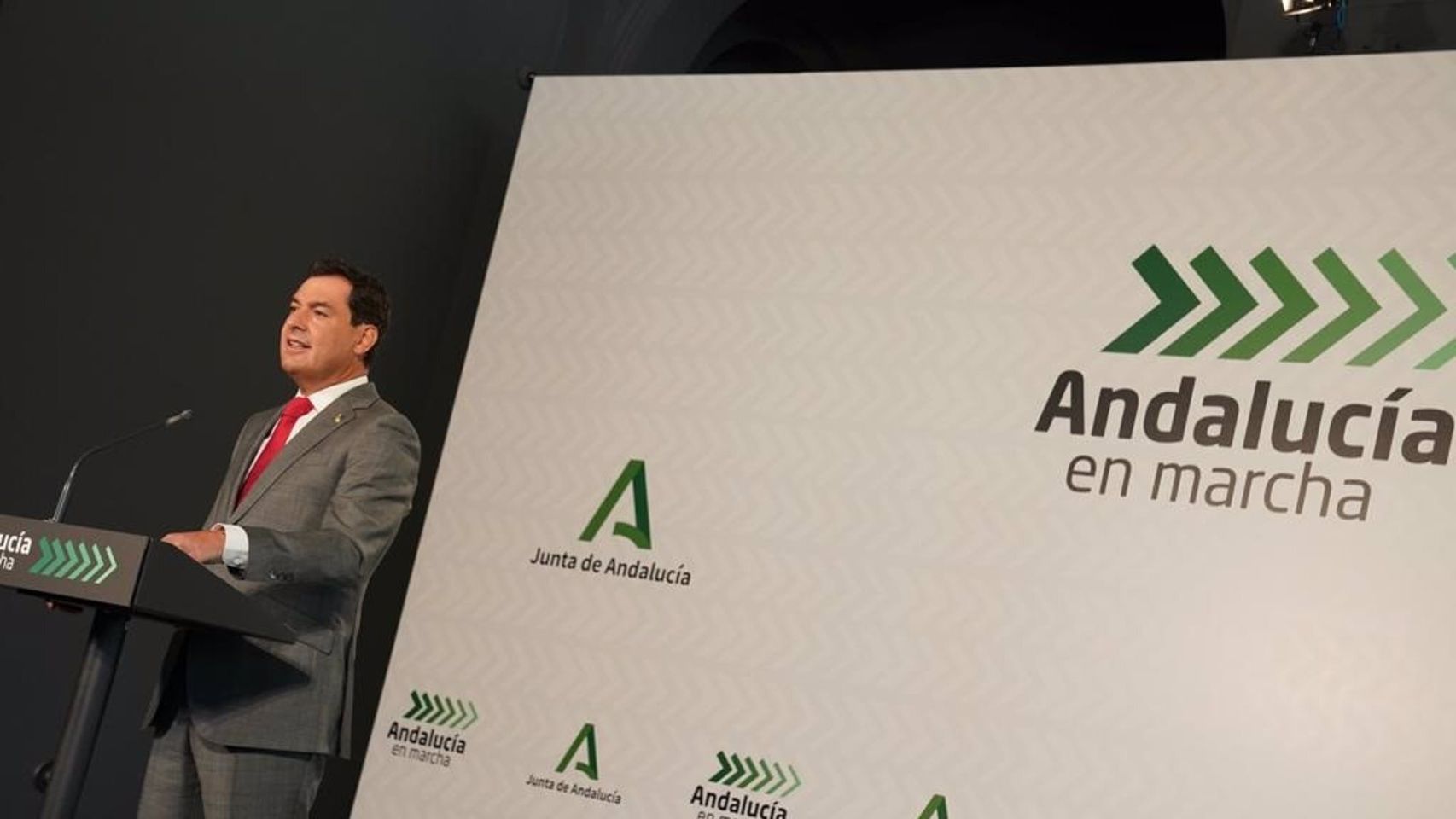 El presidente de la Junta, Juanma Moreno, presenta 'Andalucía en Marcha'.