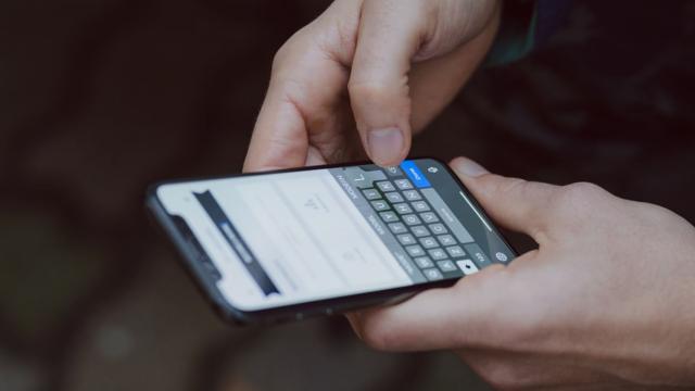 Teléfono recibiendo SMS.