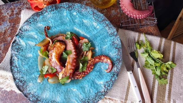 Pulpo al wok con almogrote y verduritas