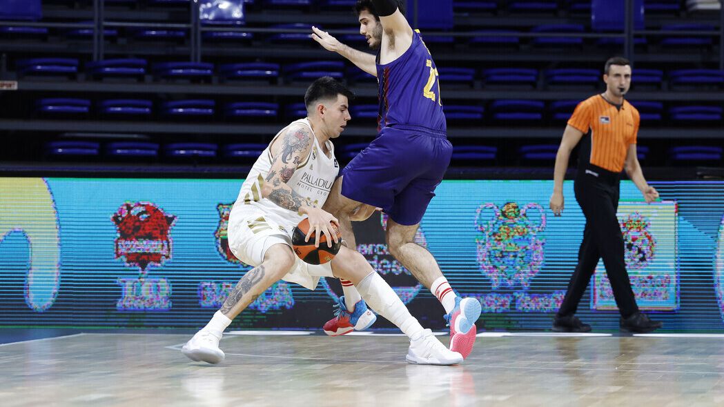 Deck intentando lanzar a canasta ante Álex Abrines