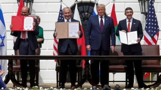 El momento de la firma del acuerdo.