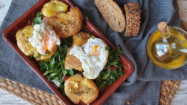 Patatas asadas crujientes con huevo poché