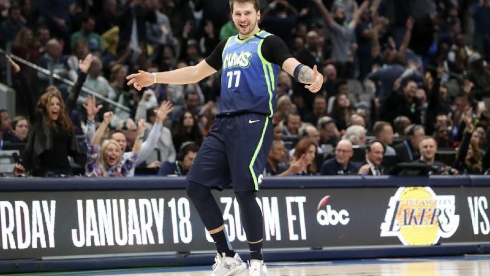 Doncic celebra una canasta con los Mavs