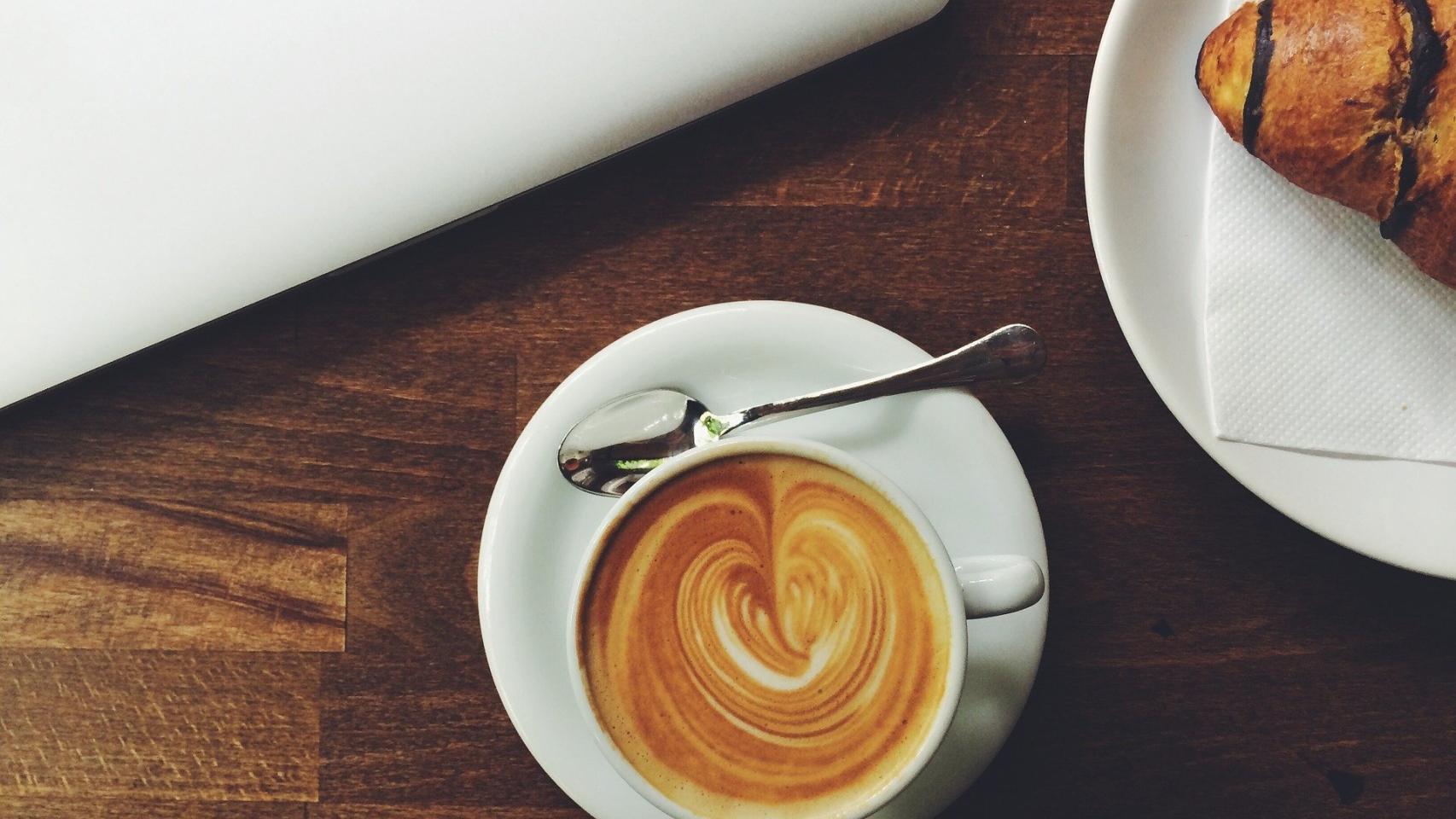 Una taza de café antes de comenzar una jornada de trabajo.