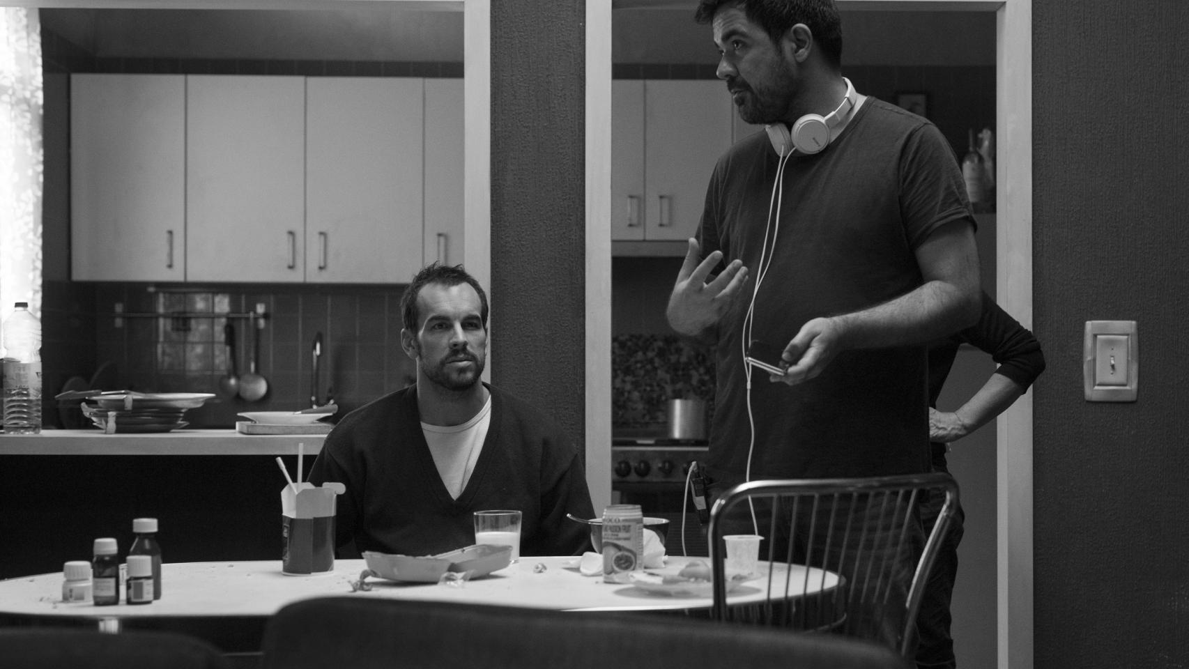 Mario Casas y Carles Torras durante el rodaje de 'El practicante'. Foto: Quim Vives
