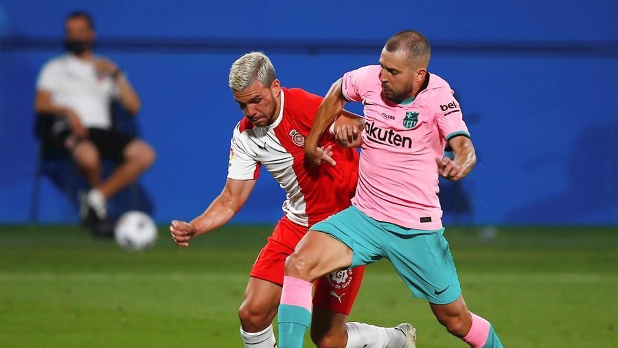 Jordi Alba en una disputa ante Álex Gallar, en el Barcelona - Girona de pretemporada