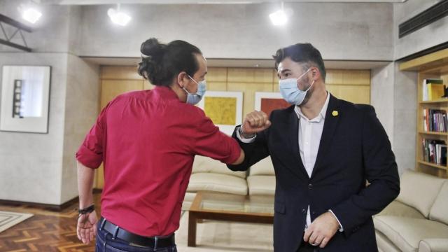 Pablo Iglesias saluda a Gabriel Rufián en la sede de la Vicepresidencia segunda.