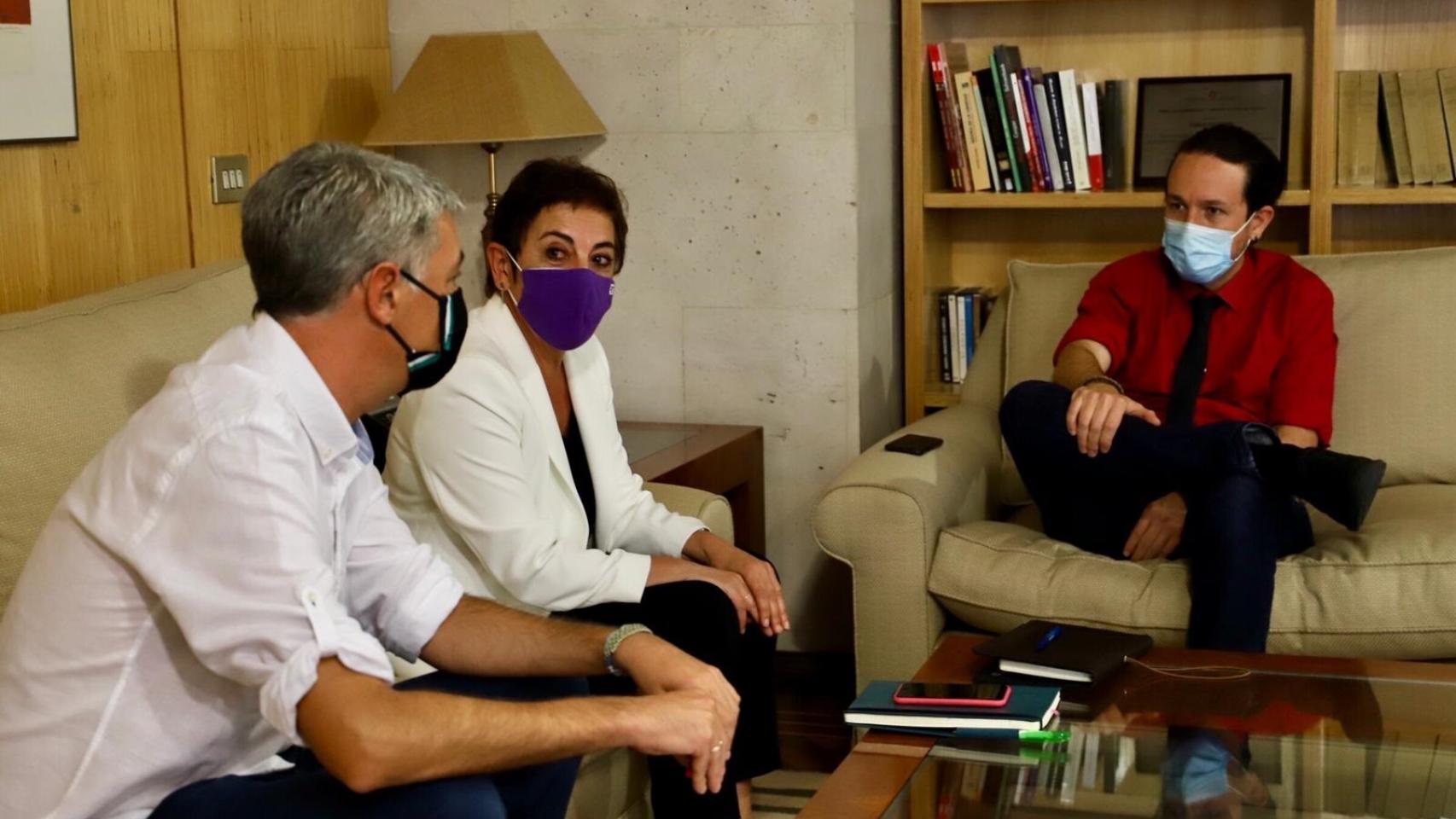 Reunión del vicepresidente segundo y líder de Podemos, Pablo Iglesias, con diputados de Bildu.