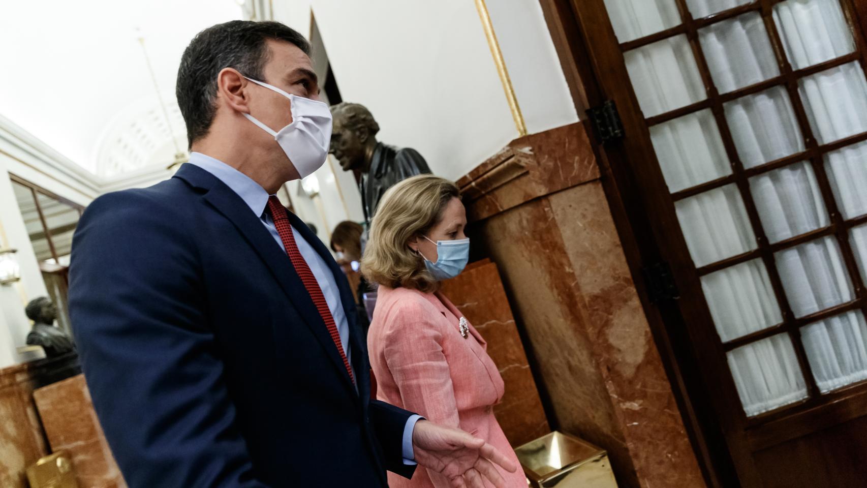 El presidente del Gobierno, Pedro Sánchez, y la vicepresidenta económica, Nadia Calviño.