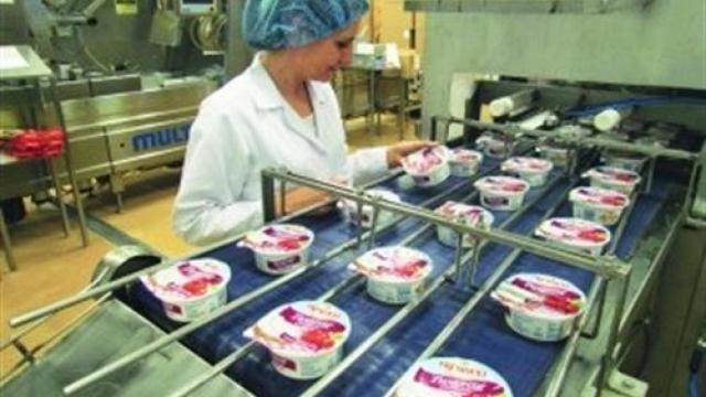 Una trabajadora de Lactalis.