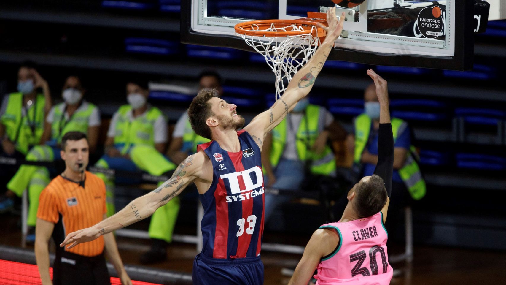Achille Polonara frente a Víctor Claver durante la Supercopa Endesa 2020