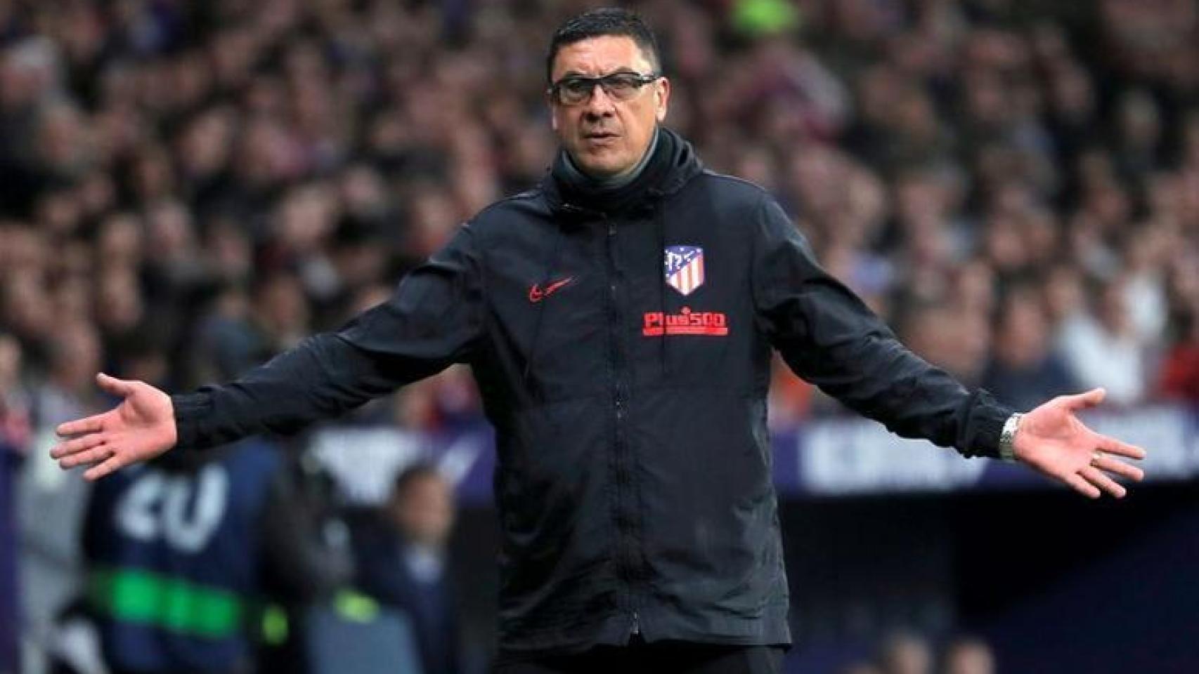 'Mono' Burgos dando indicaciones en el banquillo del Atlético de Madrid