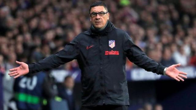 'Mono' Burgos dando indicaciones en el banquillo del Atlético de Madrid