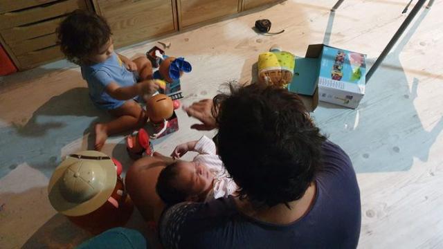 Kichi con su bebé y su hija Aurora.