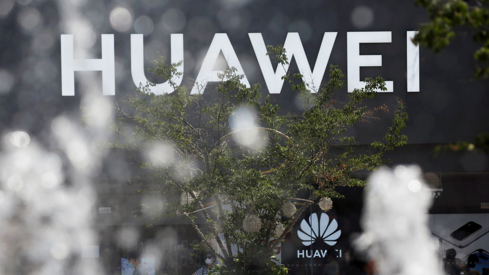 Logo de Huawei en una tienda de un centro comercial en Beijing, en una imagen de archivo.