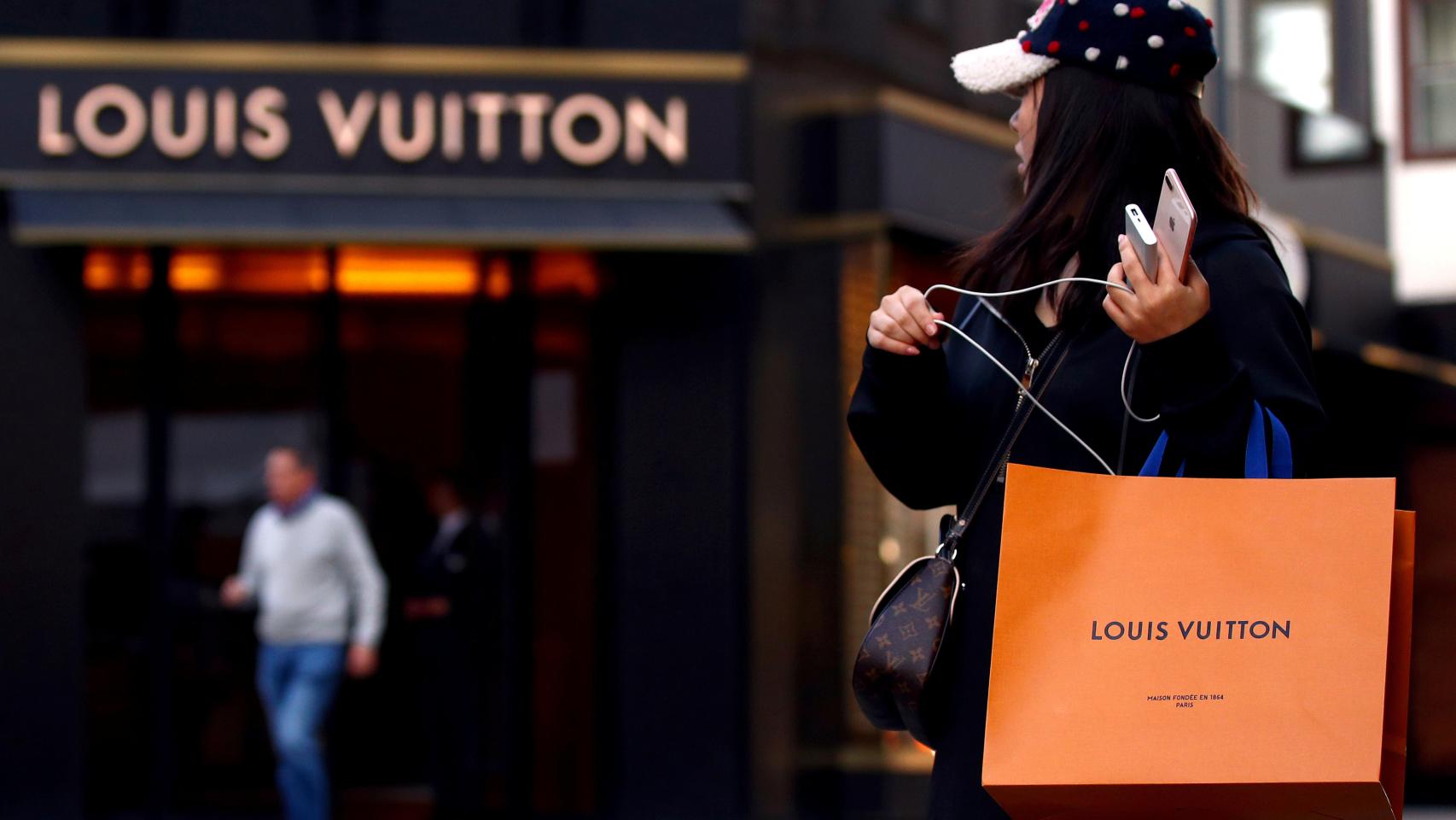 Una mujer frente a una tienda de LVMH en Viena.
