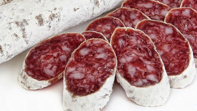 Unas rodajas de fuet.