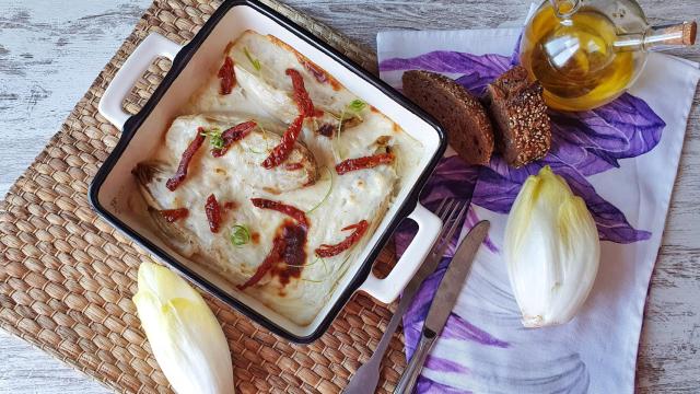 Endivias gratinadas con pescado y tomate seco