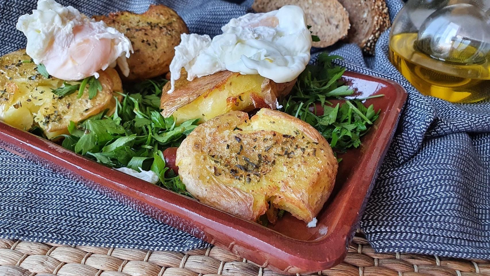 Patatas asadas crujientes con huevo poché, éxito fácil asegurado
