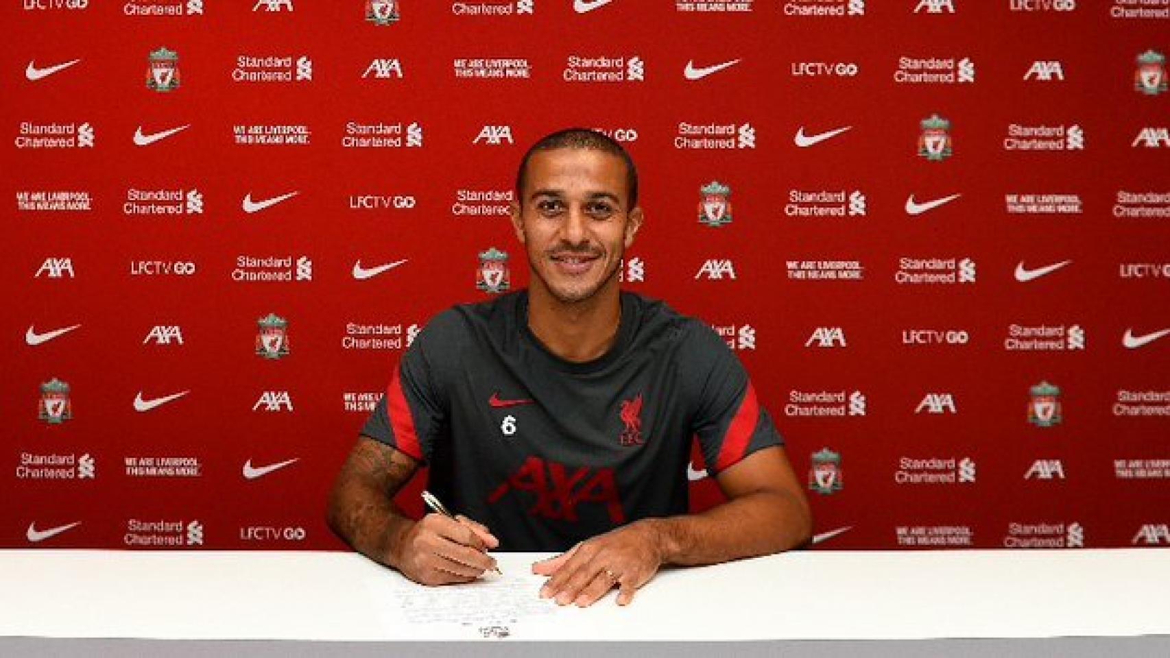 Thiago Alcantara firma su contrato con el Liverpool FC