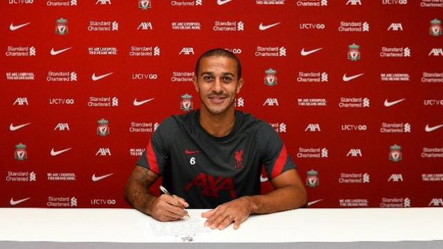 Thiago Alcantara firma su contrato con el Liverpool FC