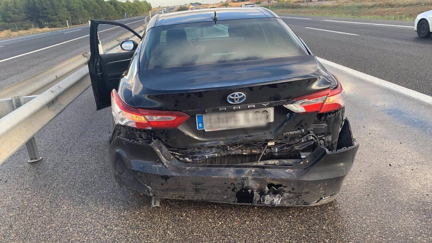 El coche en el que viajaba el presidente del PP regional ha quedado visiblemente dañado