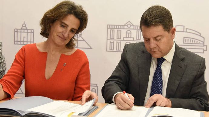 La ministra Teresa Ribera y el presidente de Castilla-La Mancha, Emiliano García-Page, en una imagen de archivo