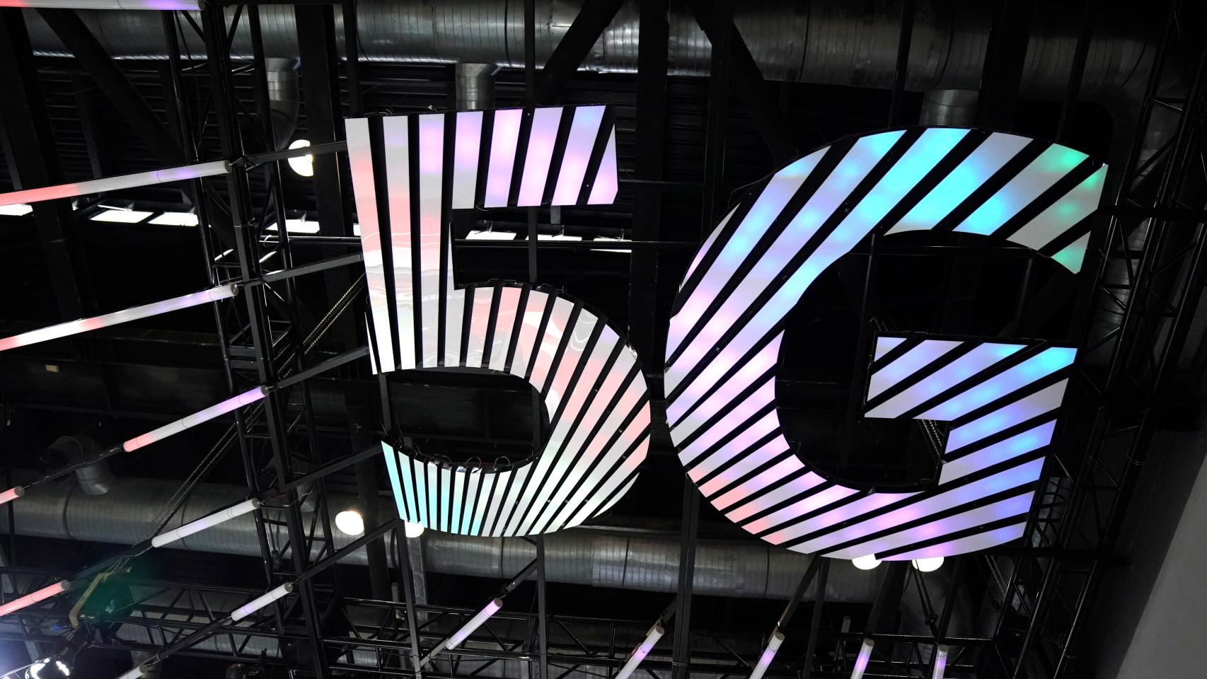 Bruselas pide a los Gobiernos que reduzcan la burocracia y los costes para el 5G.