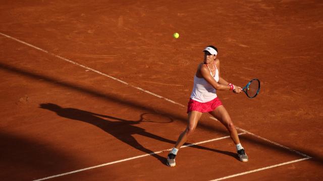 Muguruza, golpeando un revés en Roma.