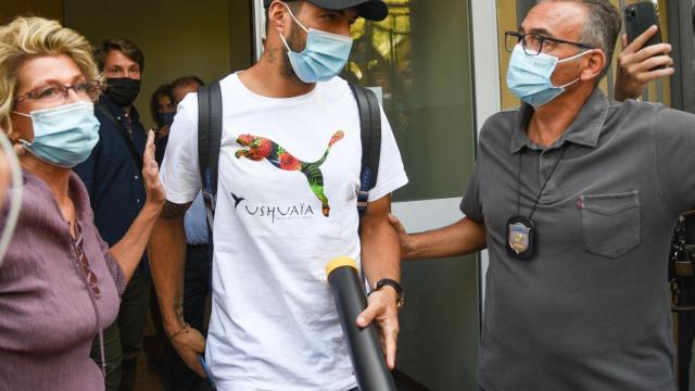 Luis Suárez en Italia tras realizar el examen necesario para el pasaporte