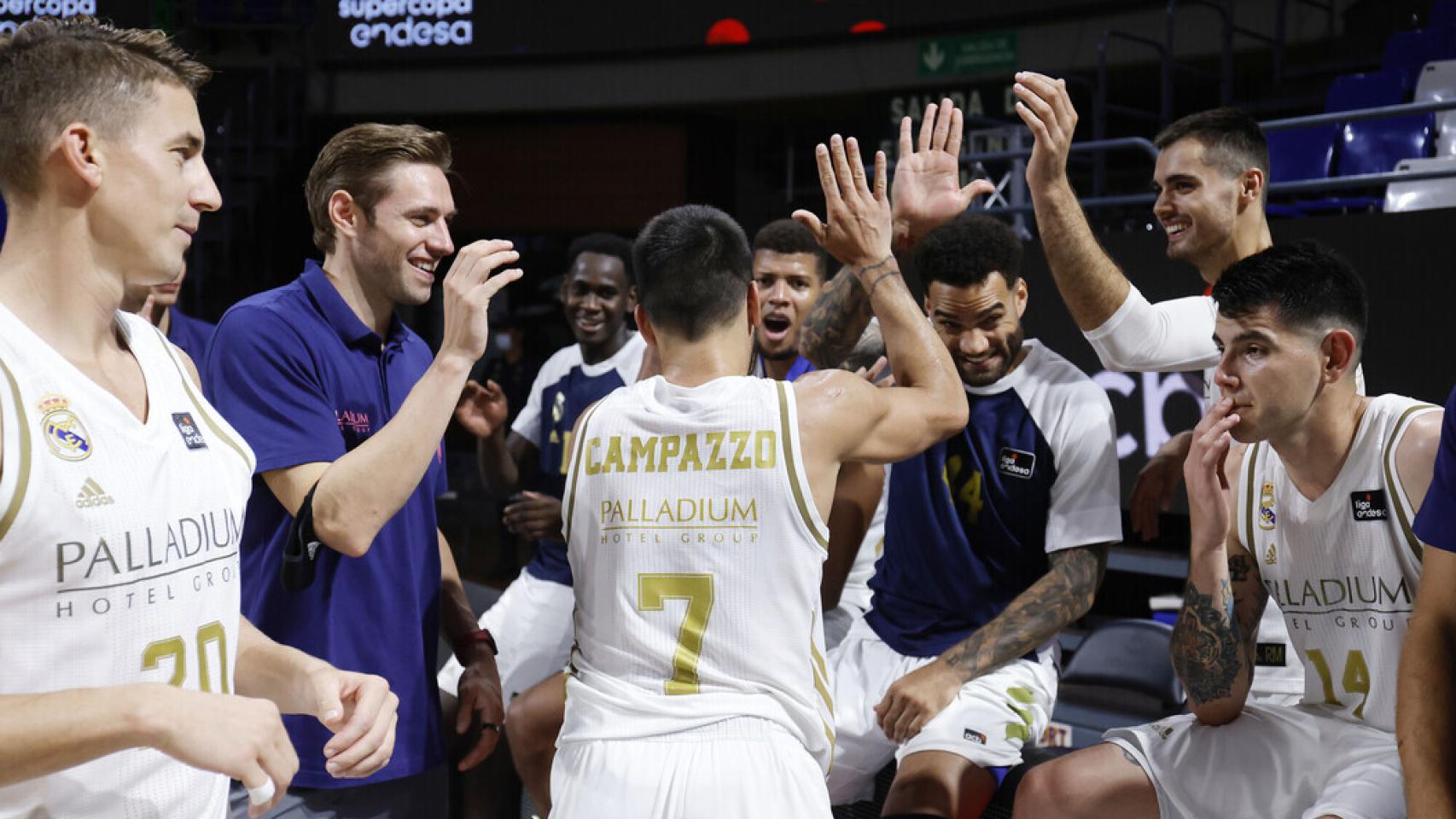 El Real Madrid celebra con Facundo Campazzo en el banquillo