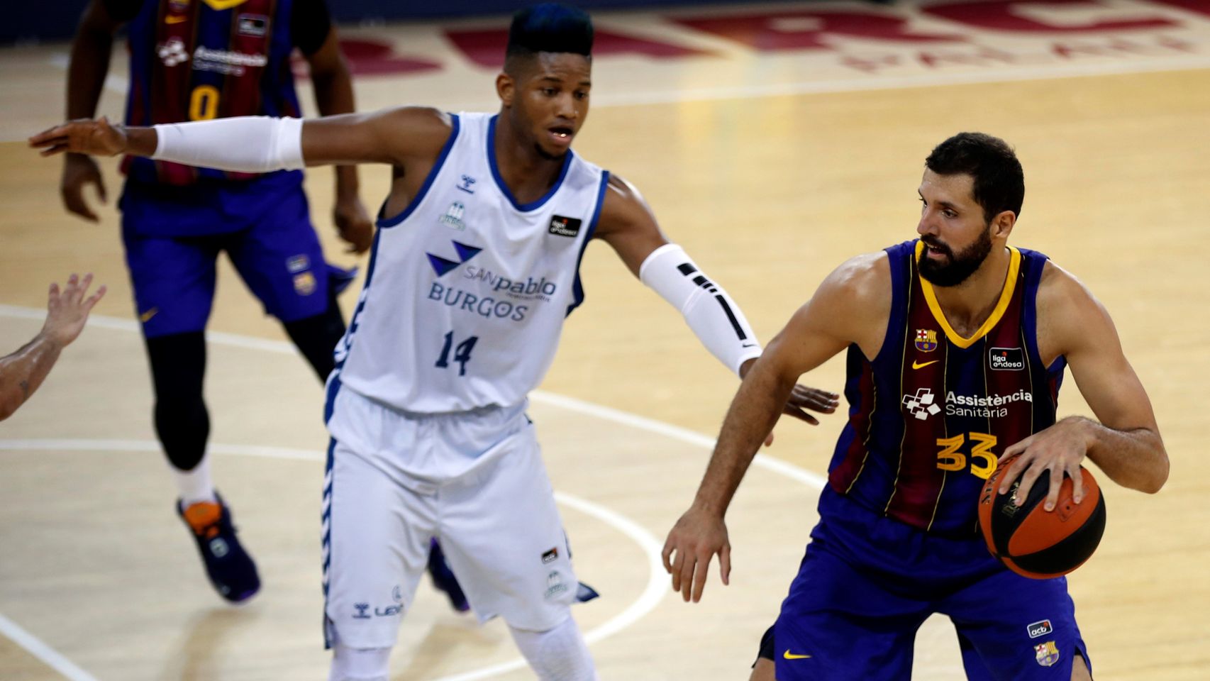 Mirotic intenta buscar una buena posición ante la defensa del San Pablo Burgos