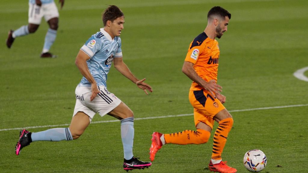 Rubén Vezo intenta escapar de la presión de Denis Suárez